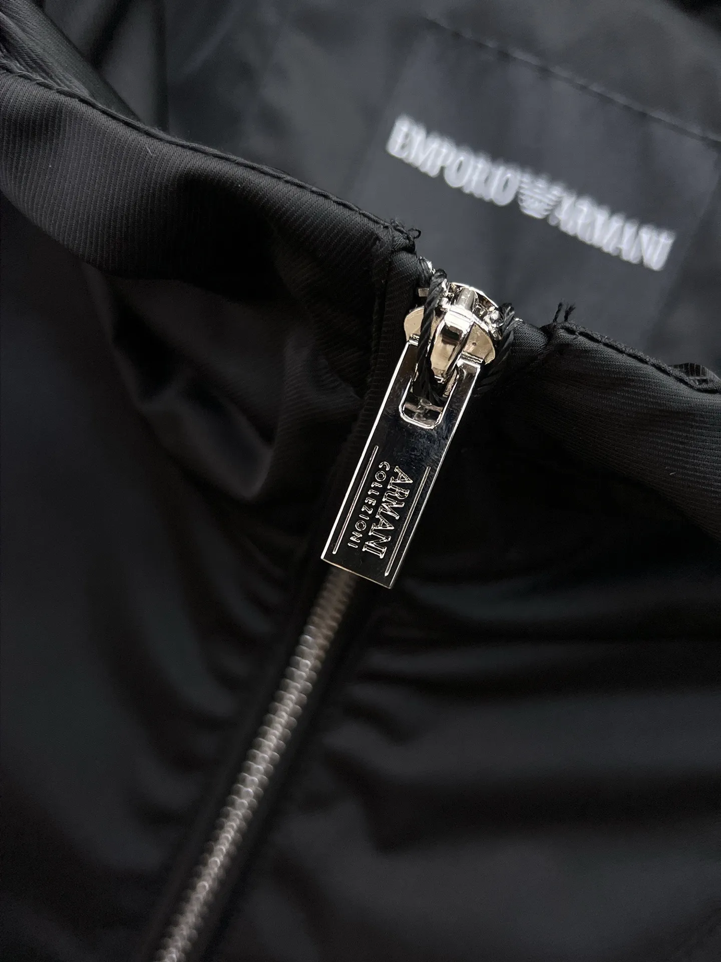 Armani official website Same Style, complete with three labels, on sale in advance. 2026 Autumn and Winter New Arrival men's jacket, Original with complete three labels, Premium version. Custom-made fabrics at the counter. Breathable, high comfort, impeccable details, brand element design concept, reflecting high quality. It feels delicate and soft, presents a casual cut, and has a great upper body shape. Sizes: M～3XL,